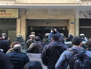 Μεγάλη ένταση και χρήση χημικών από την αστυνομία σε συμβολαιογραφείο στην Καποδιστρίου (βίντεο)